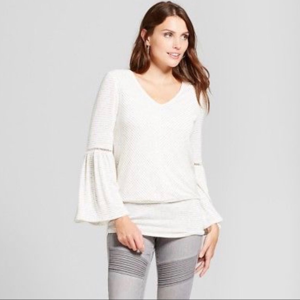 White v-neck blouse w/bell sleeve